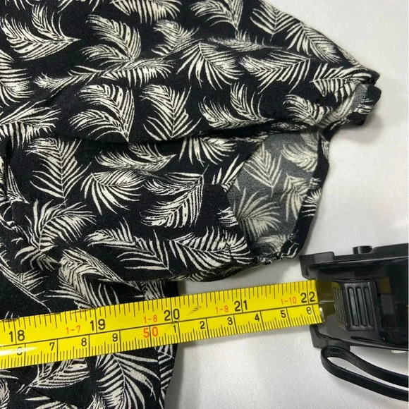 H&M Black and White Leaf Print V-Neck Short Sleeve Shirt/Blouse. - Picture 7 of 10